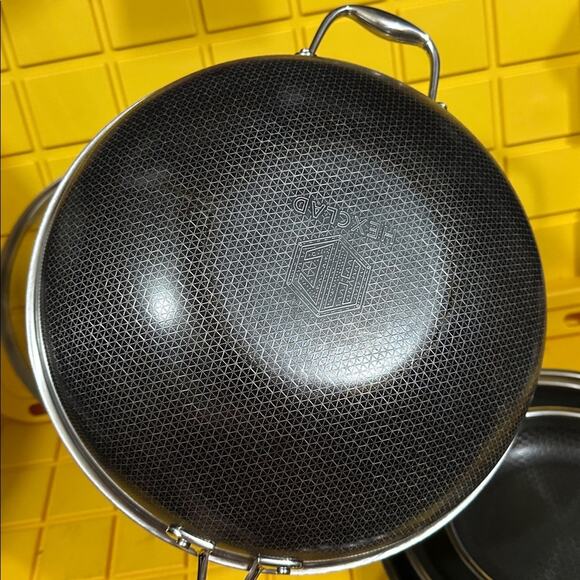 HEXCLAD 6 Piece Nonstick Stainless Steel Frying Pan Set 8”, 10” 12” and Wok $600 - Picture 3 of 11
